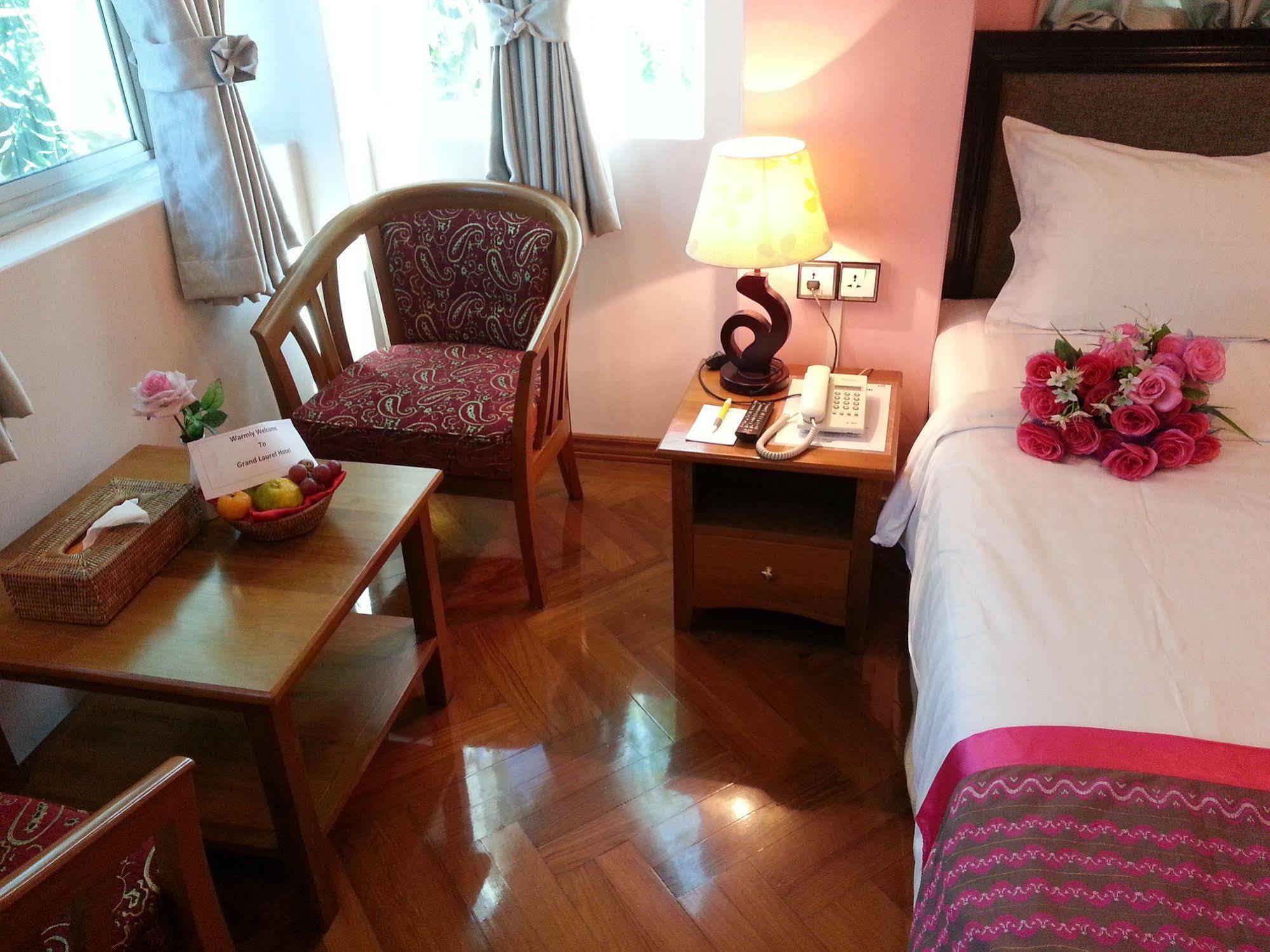 Grand Laurel Hotel Yangon Exterior foto