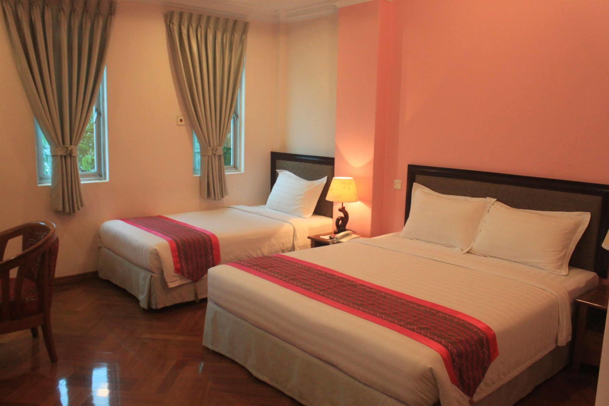 Grand Laurel Hotel Yangon Exterior foto