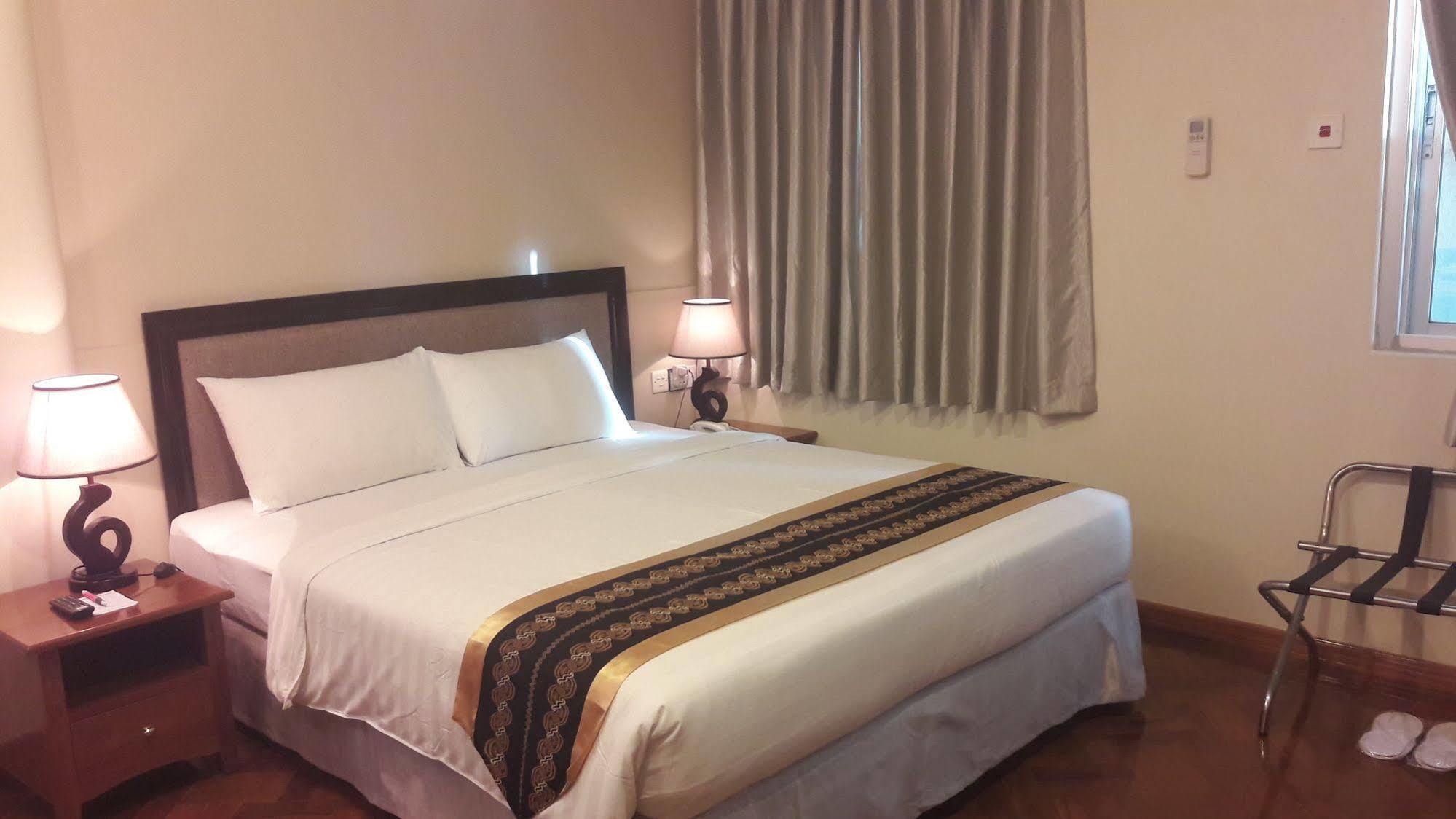 Grand Laurel Hotel Yangon Exterior foto