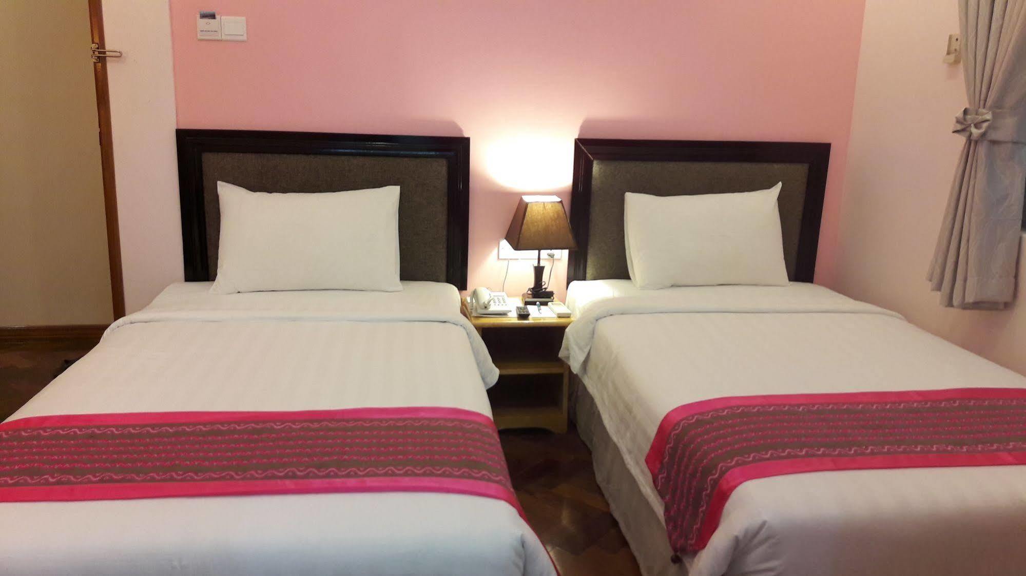 Grand Laurel Hotel Yangon Exterior foto